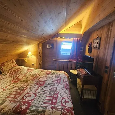 Bel En Bois Dans Un Apartment *